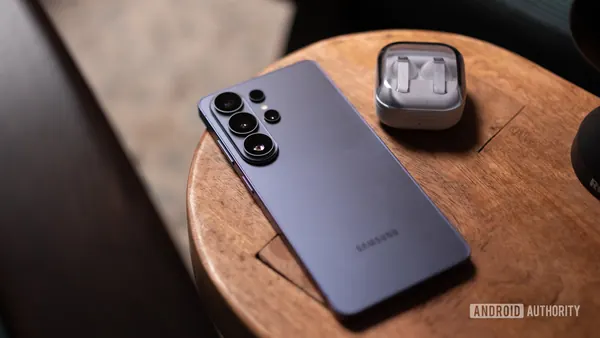 Samsung má softwarovou opravu pro problém s červenou obrazovkou Galaxy S26 Ultra